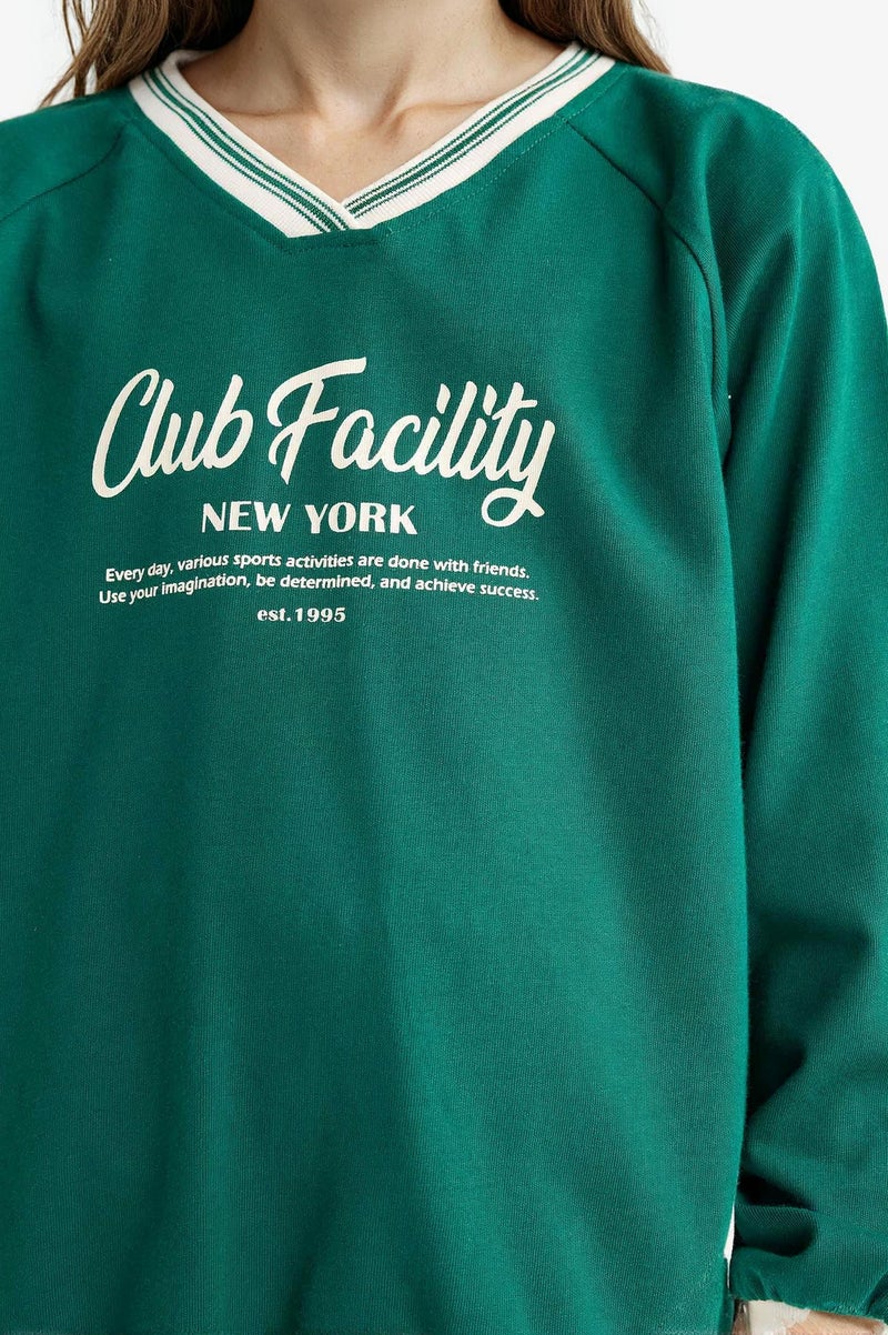 ديفاكتو سويت شيرت بناتي بطبعة شعار اوفر سايز بياقة V - Image 4